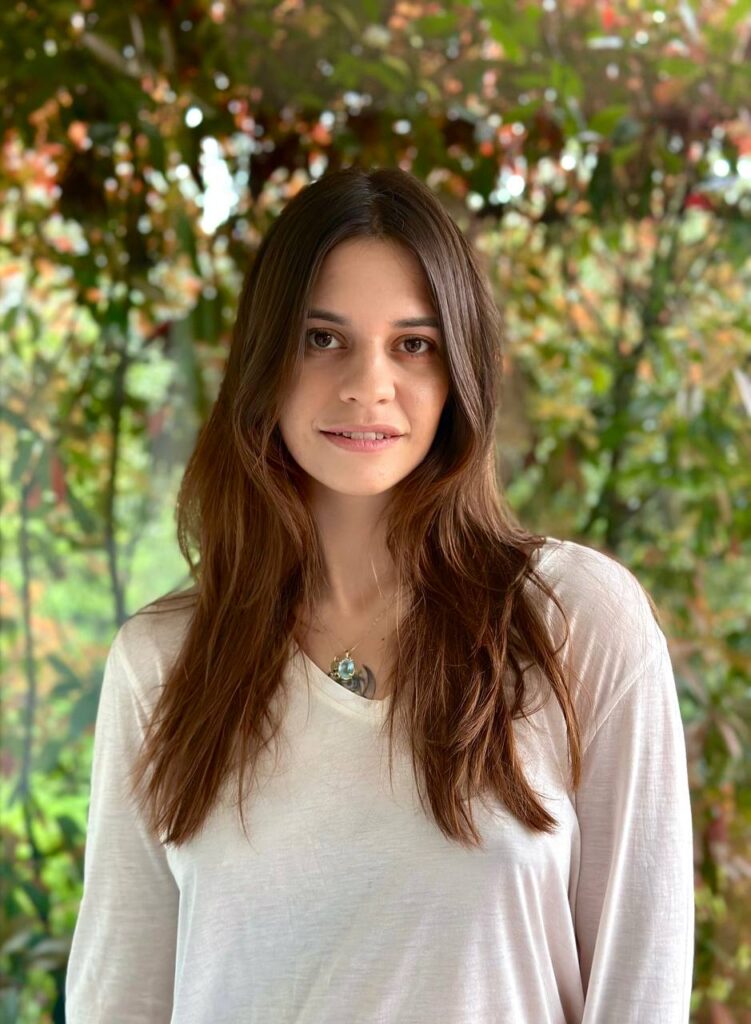 ritratto professionale di Matilde Francisca naturopata su sfondo verde naturale