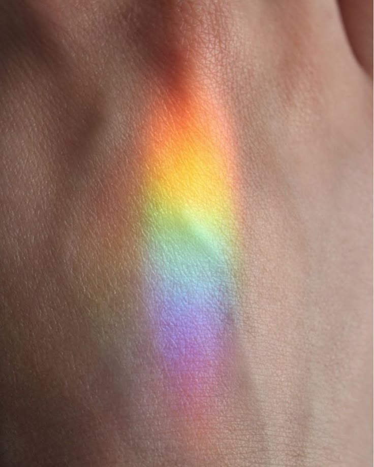 una mano con un riflesso arcobaleno